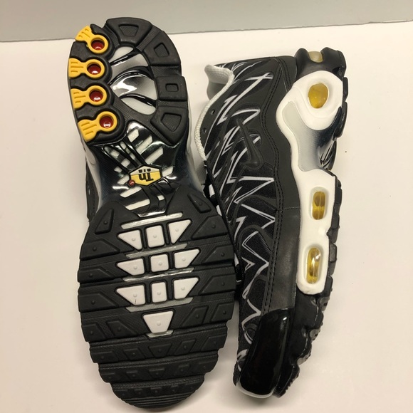 nike air max plus shark black